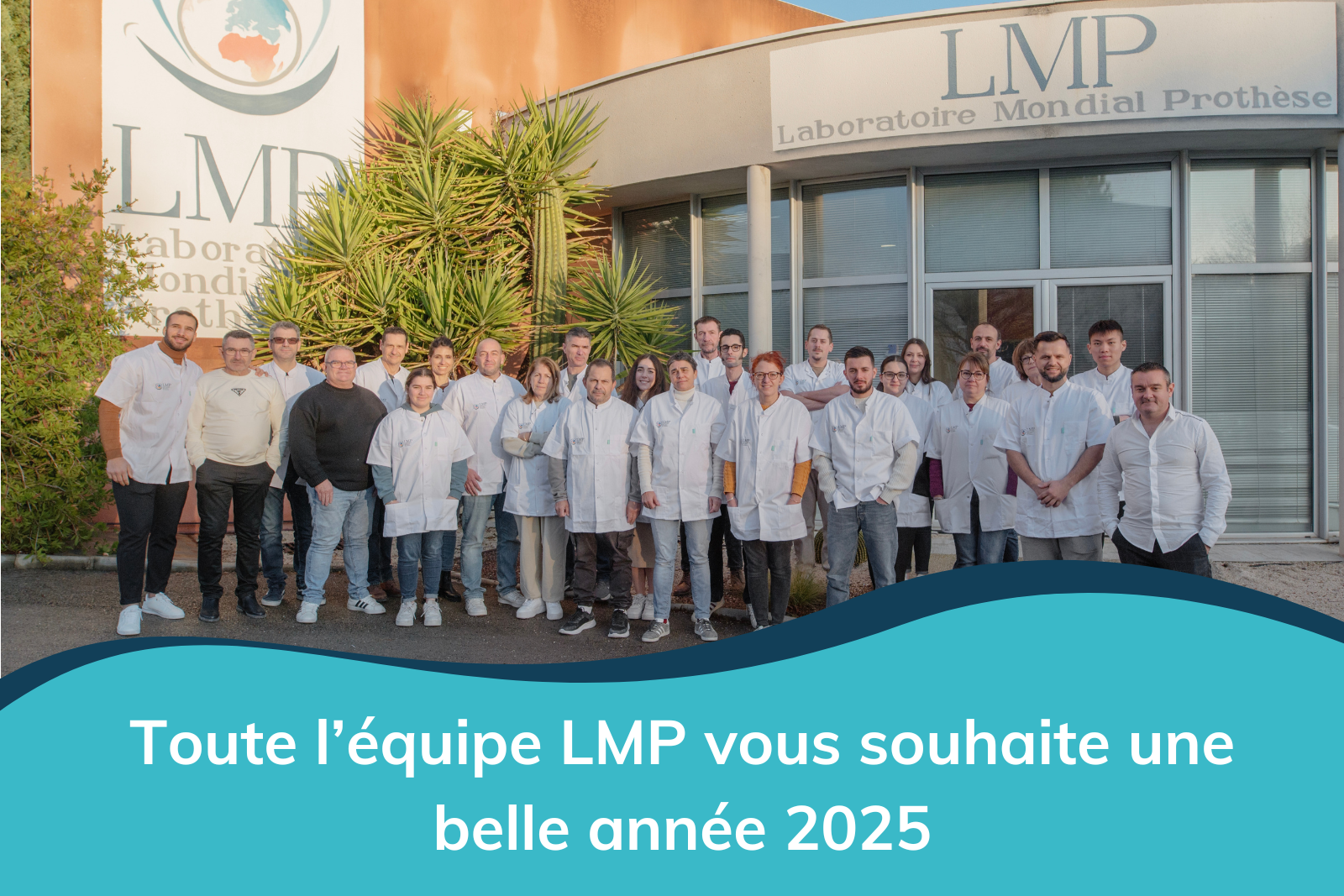 Photo de l'équipe du Laboratoire Mondial Prothèse (LMP) devant leurs locaux, souhaitant une belle année 2025